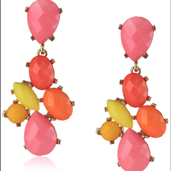 Jewelry - 🎉HP 9/19🎉Opaque Faceted Bead Drop Earrings
